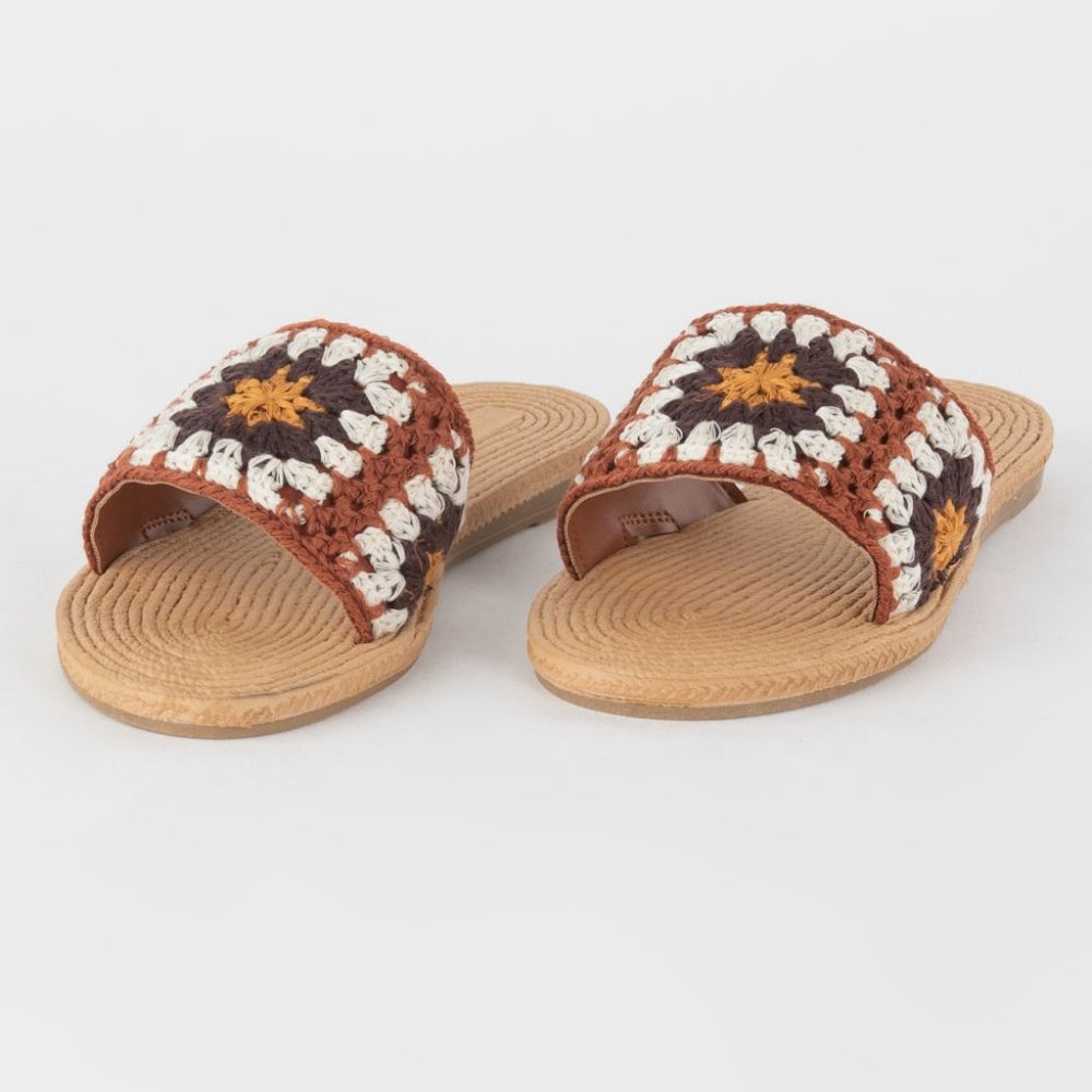 BAMBOO Athena Womens Crochet Flat Sandals / Size 6.5